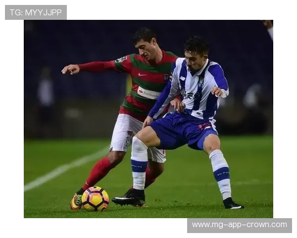 乔治今天穿得像个贵妇，球场上演反差大戏了吧？