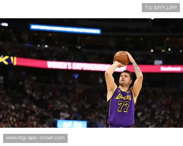 卢卡·东契奇关键时刻无球跑动提升得分效率对比过去赛季明显改善