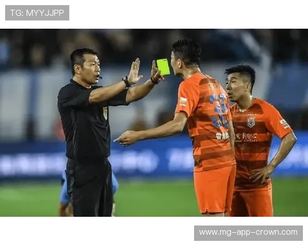 场外暴力行为为何也能吃红牌？规则如何界定“比赛相关”？