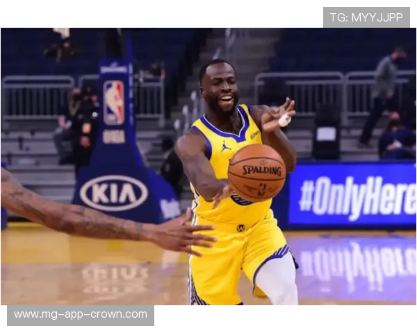 汤普森与库里无球跑动拉开空间，恢复高效三分